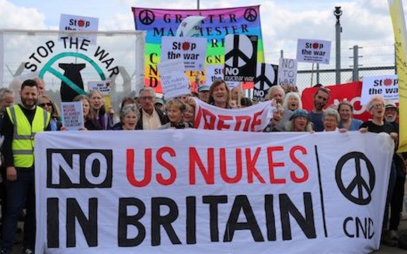 اعتراض  فعالان ضدجنگ در انگلستان به حضور تسلیحات اتمی امریکا در این کشور