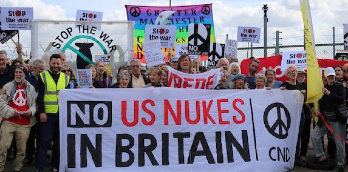 اعتراض  فعالان ضدجنگ در انگلستان به حضور تسلیحات اتمی امریکا در این کشور