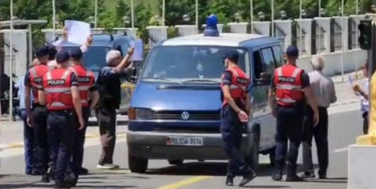 حضور پلیس آلبانی در مقر گروه تروریستی منافقین